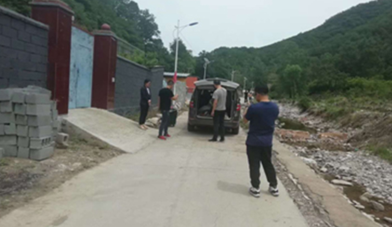 農業部的王博士與AG尊龙凯时領導前往河北承德做農村廁所配套試點